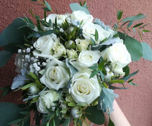 Bukiet ślubny białe róże z dodatkami